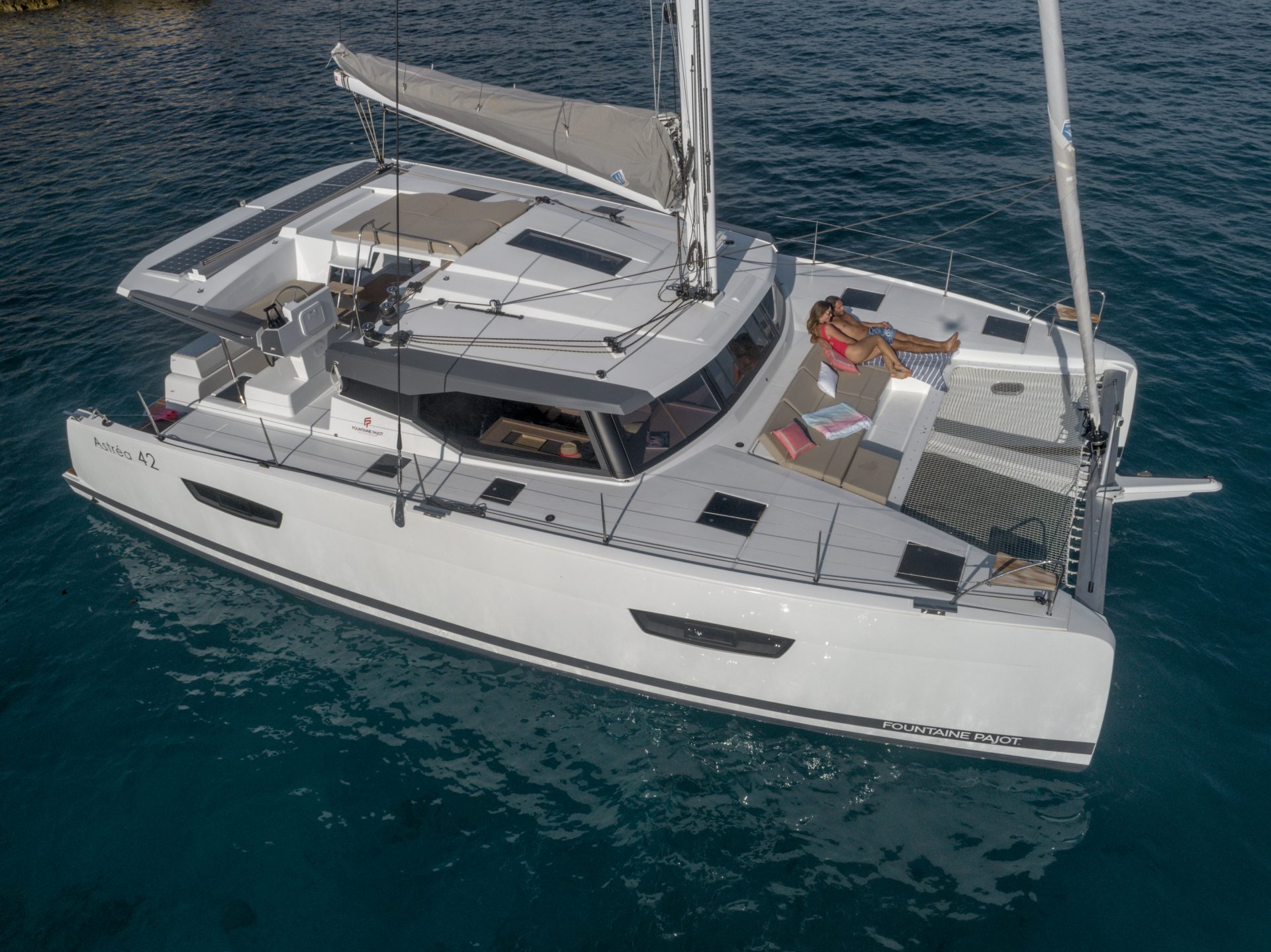 Vue aérienne du catamaran Astréa 42 au mouillage, pont avant et trampoline