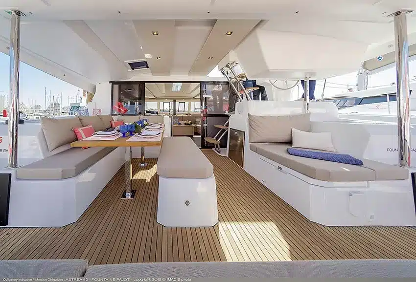 Cockpit extérieur de l'Astréa 42 avec grande table et banquettes