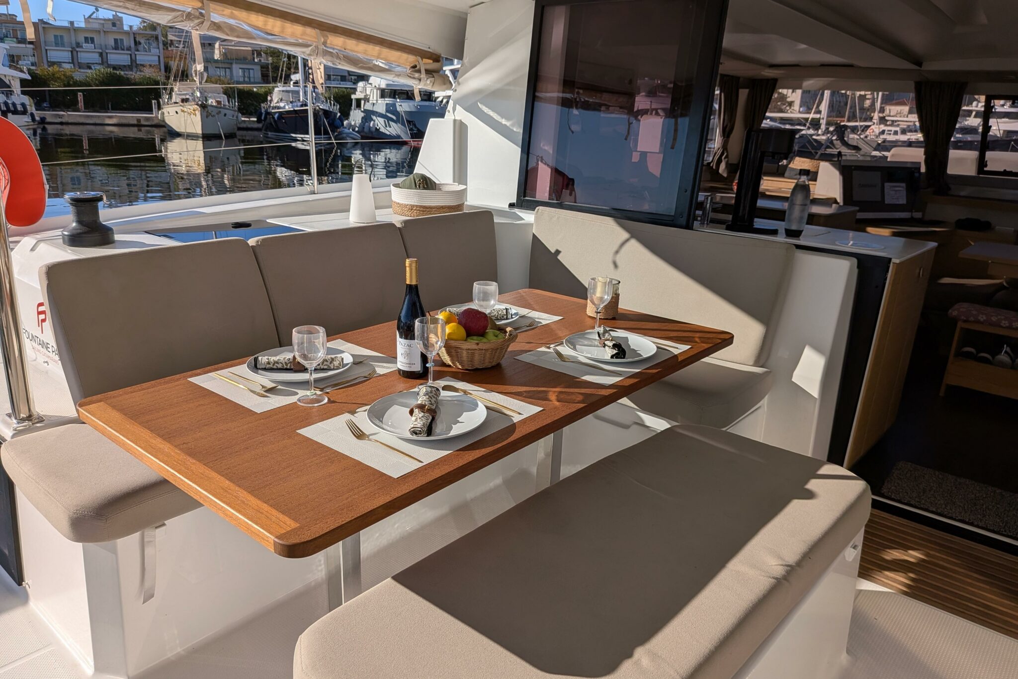 Table du cockpit de l'Astréa 42 dressée pour le déjeuner à bord