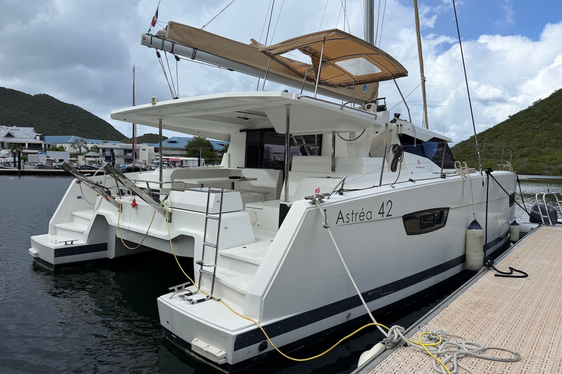 Catamaran Fountaine Pajot Astréa 42 à quai, vue arrière