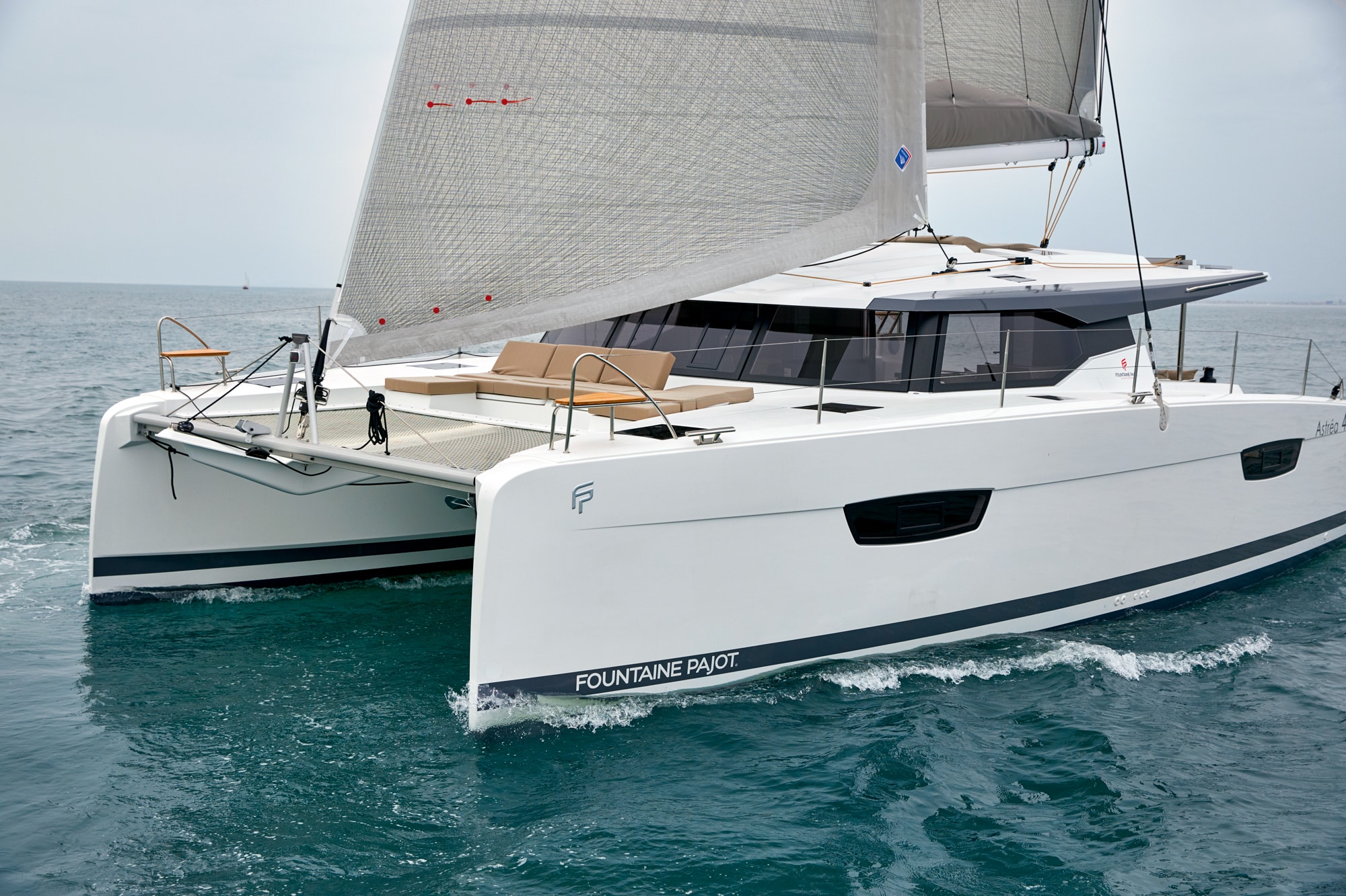 Catamaran Astréa 42 sous voiles en Méditerranée