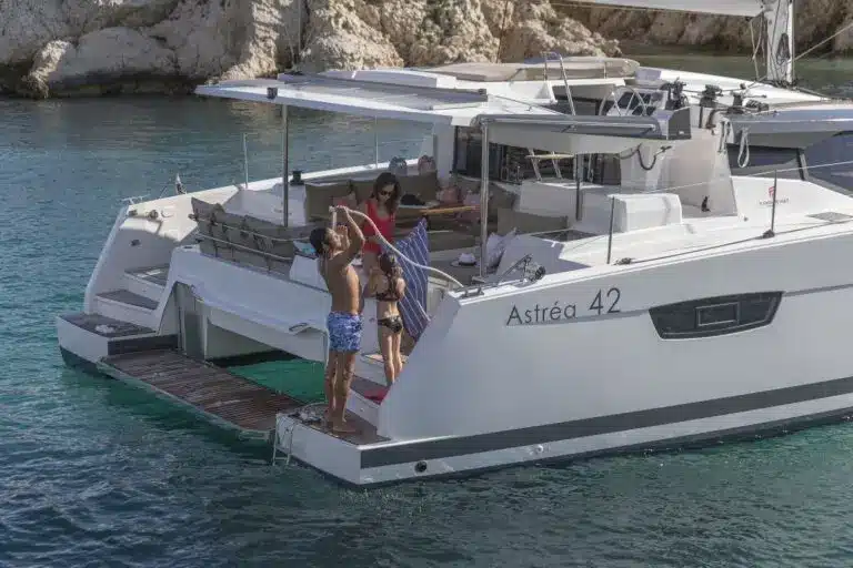 Baignade depuis les jupes arrière de l'Astréa 42 au mouillage dans une calanque