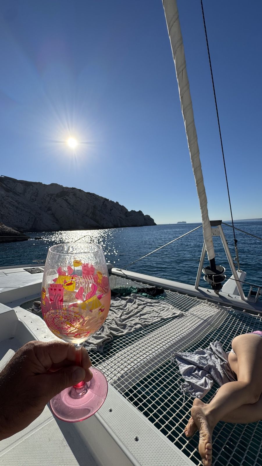 Apéritif servi par l'équipage à bord sur le trampoline d'un catamaran au Frioul
