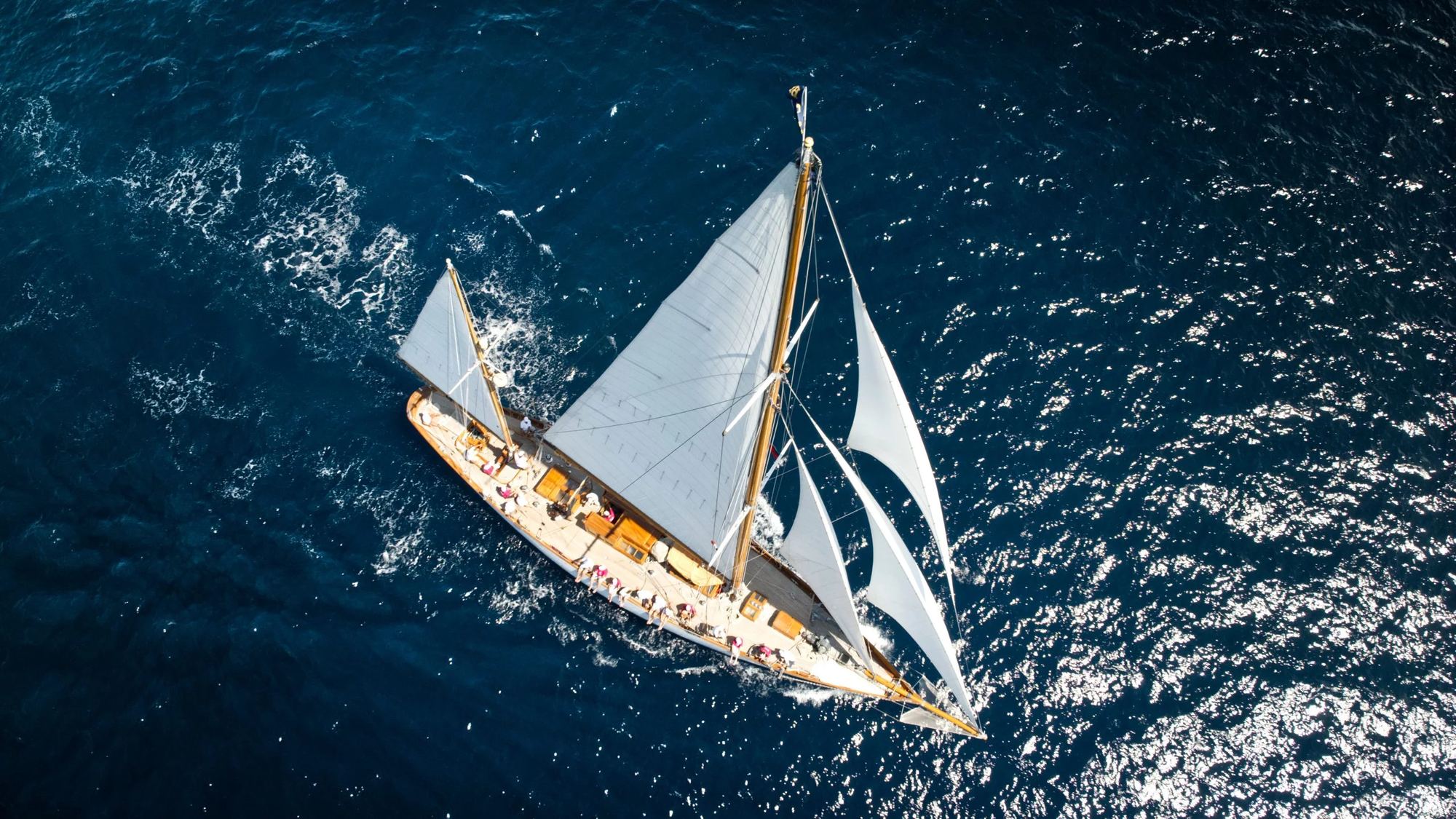 Belle Aventure, ketch William Fife III de 1929, toutes voiles dehors en Méditerranée