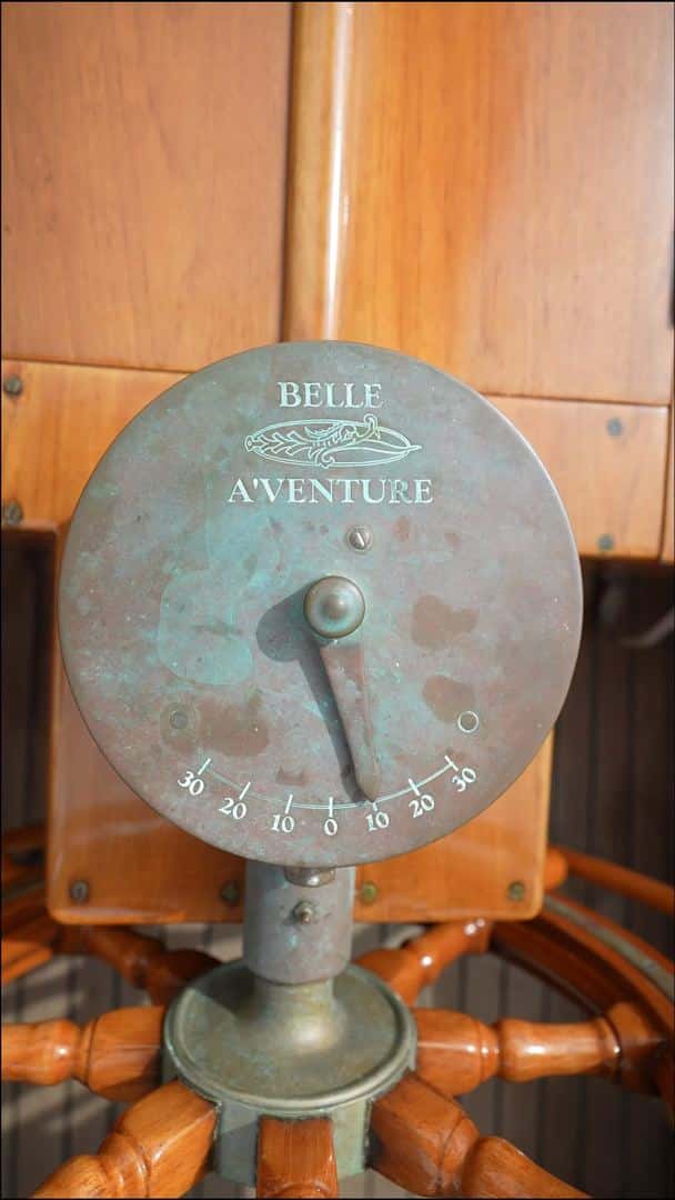 Indicateur de barre en bronze gravé au nom de Belle Aventure