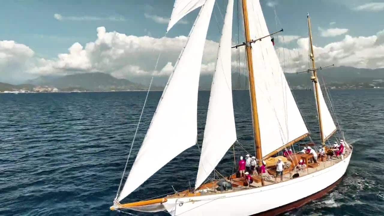 Belle Aventure sous voiles devant la côte corse