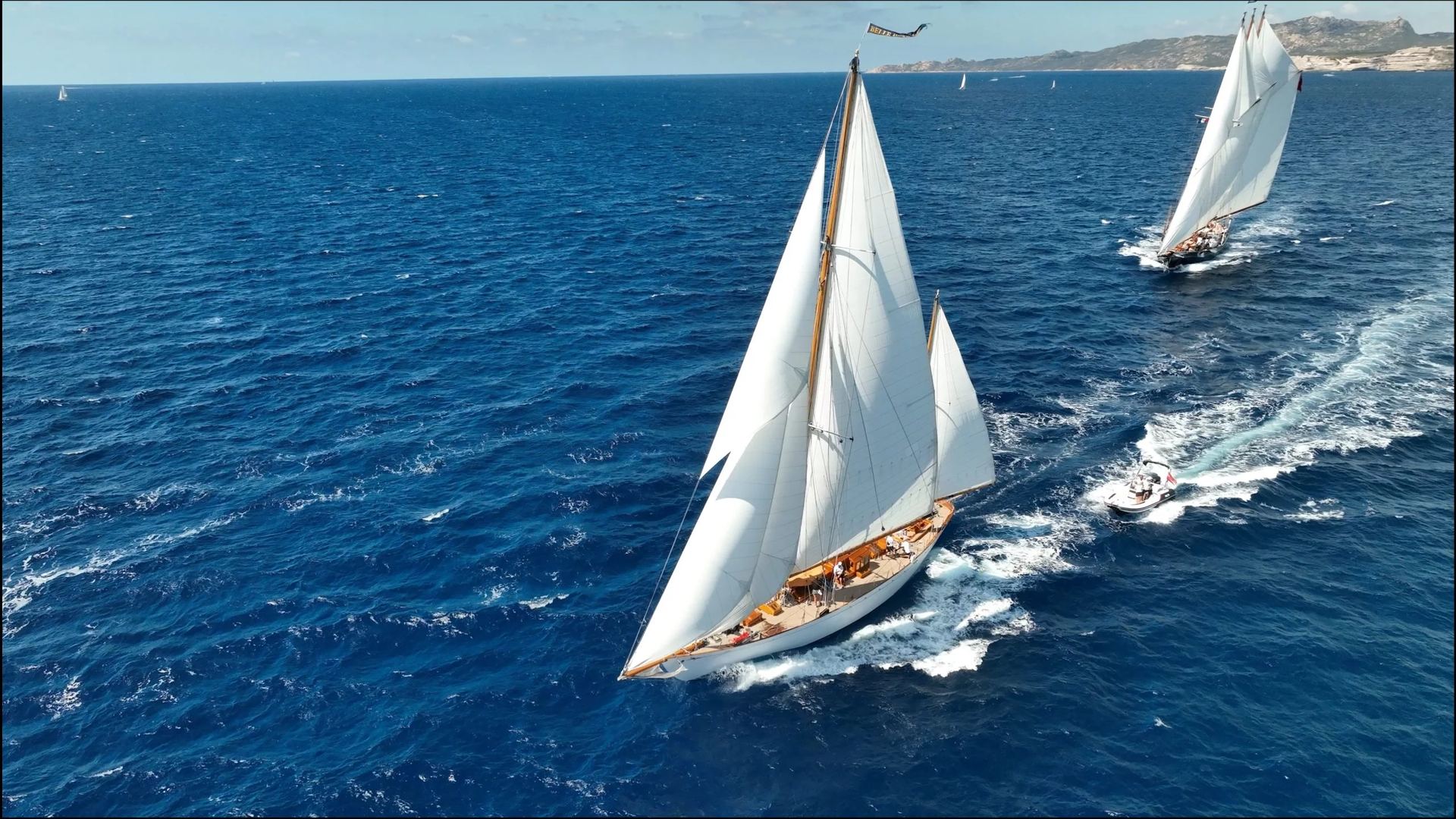 Belle Aventure sous voiles lors de la Corsica Classic, suivi de son annexe