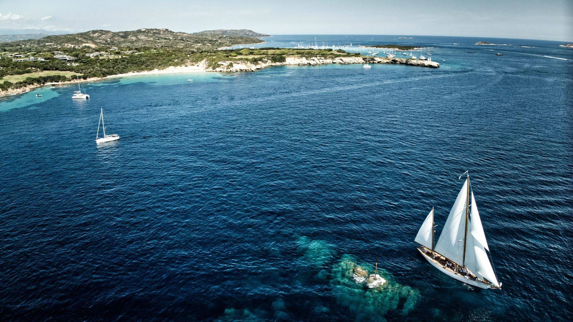 Le ketch Fife Belle Aventure longe la côte corse pendant la Corsica Classic