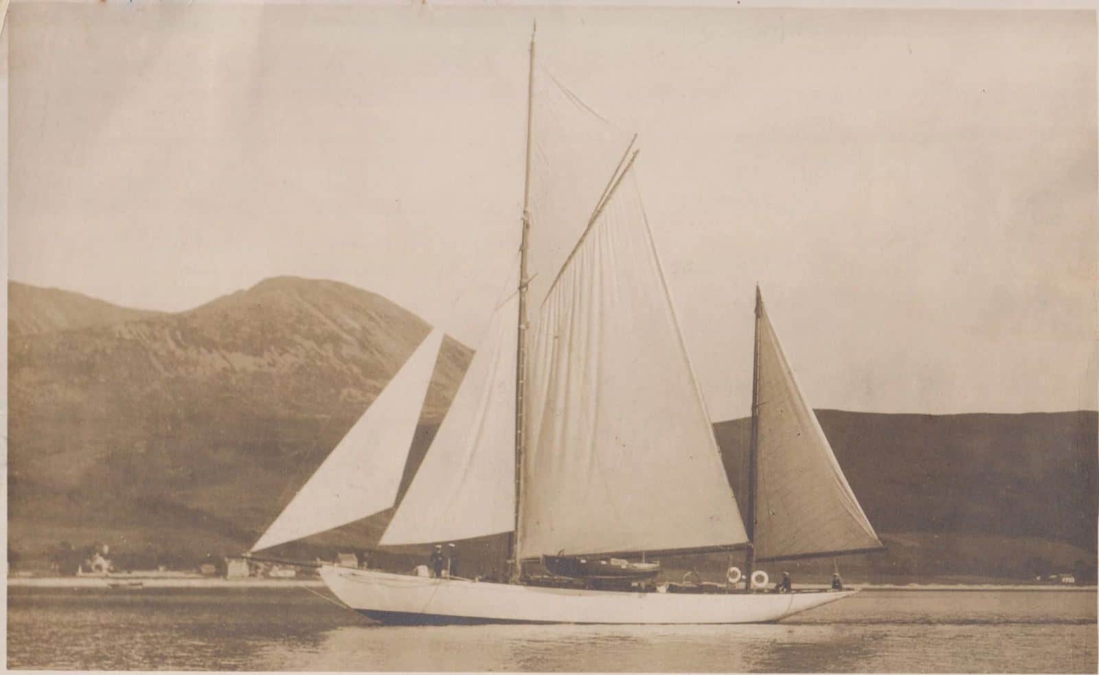 Photo d'archive du ketch Eileen, futur Belle Aventure, sous voiles en Écosse