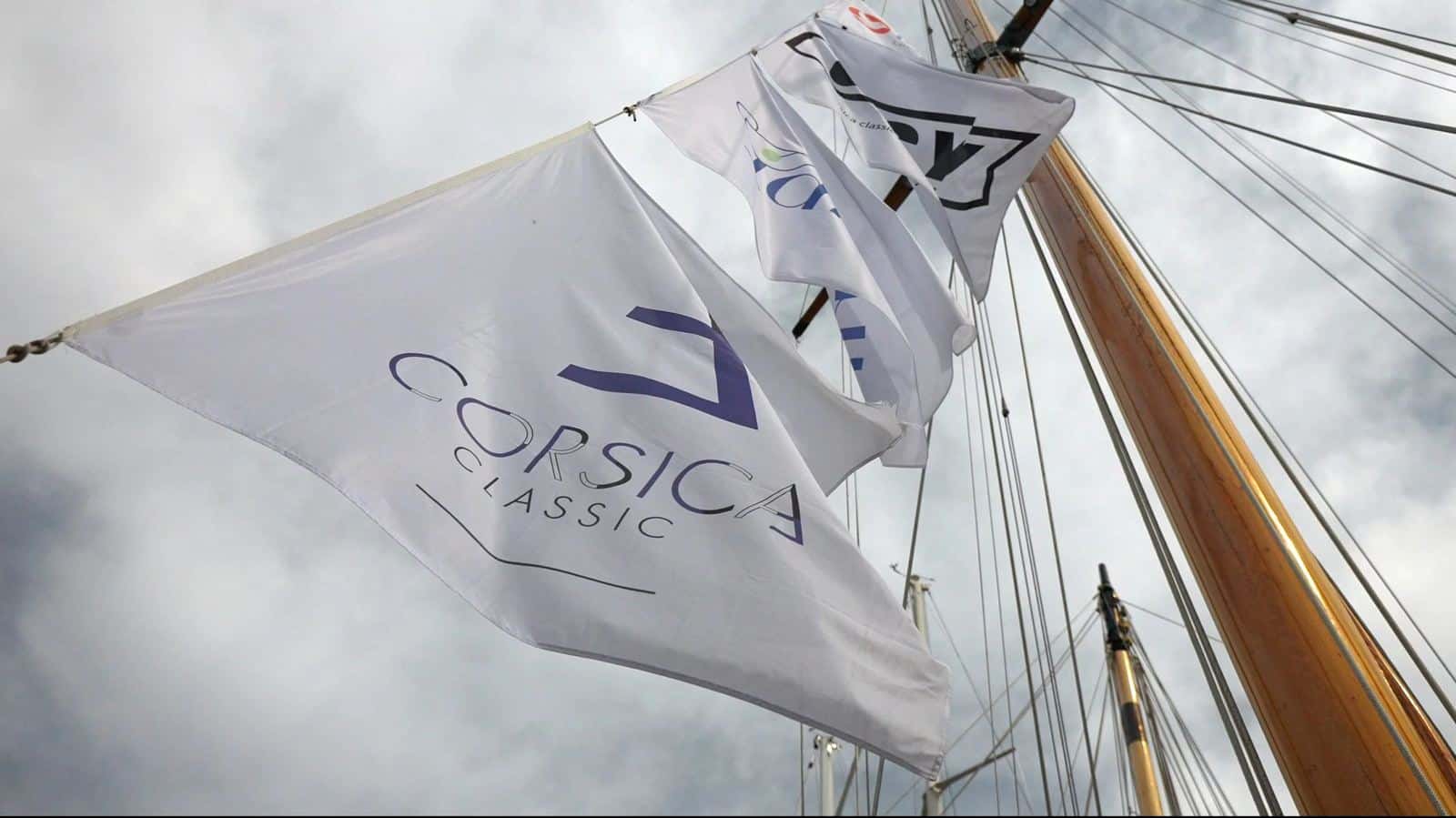 Pavillons de la Corsica Classic hissés dans le gréement de Belle Aventure