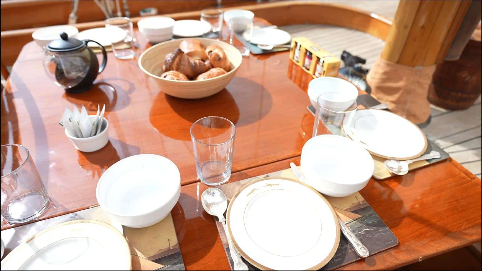 Petit-déjeuner servi sur le pont de Belle Aventure