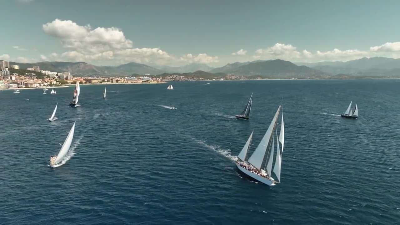 Flotte de yachts classiques en régate devant Ajaccio