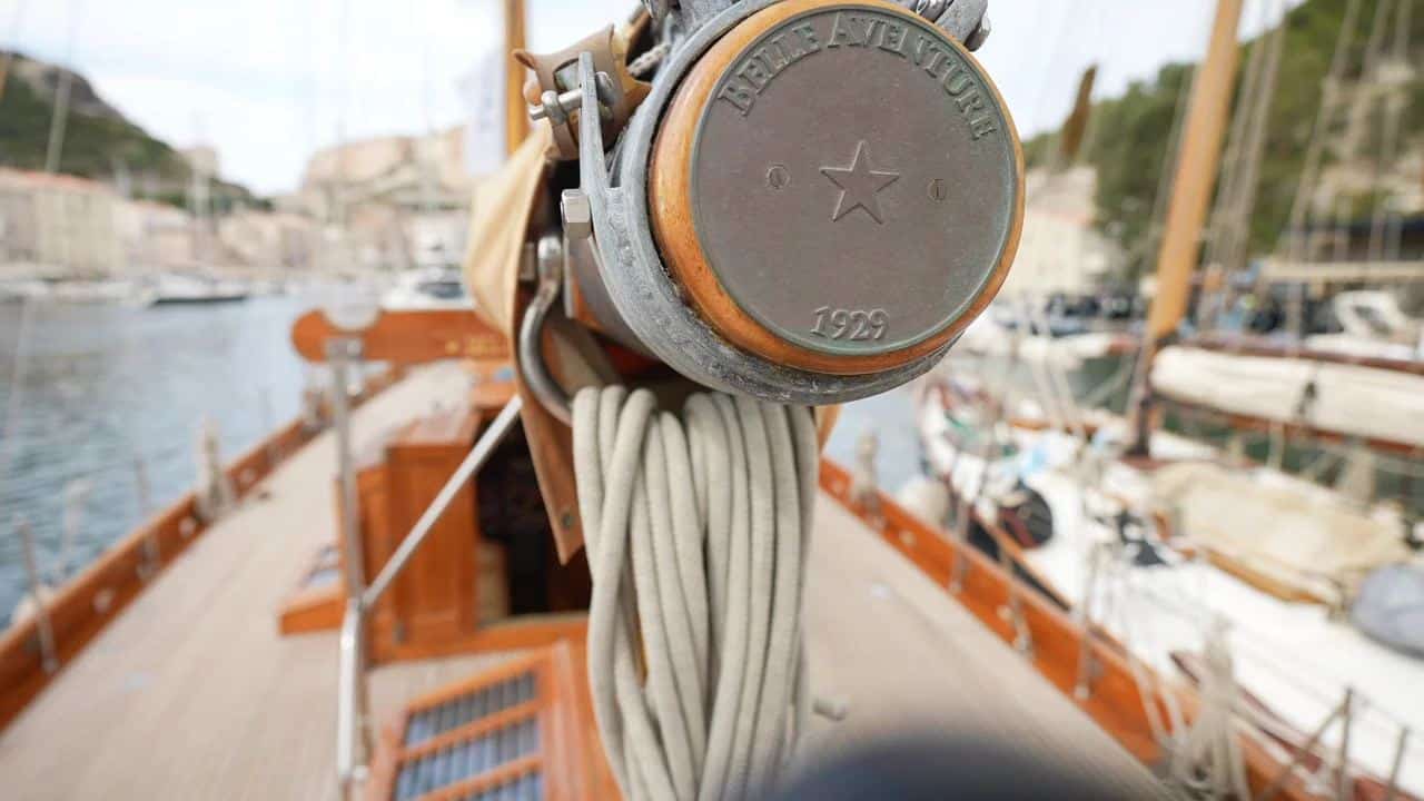 Tambour en bronze frappé Belle Aventure 1929 sur le pont en teck