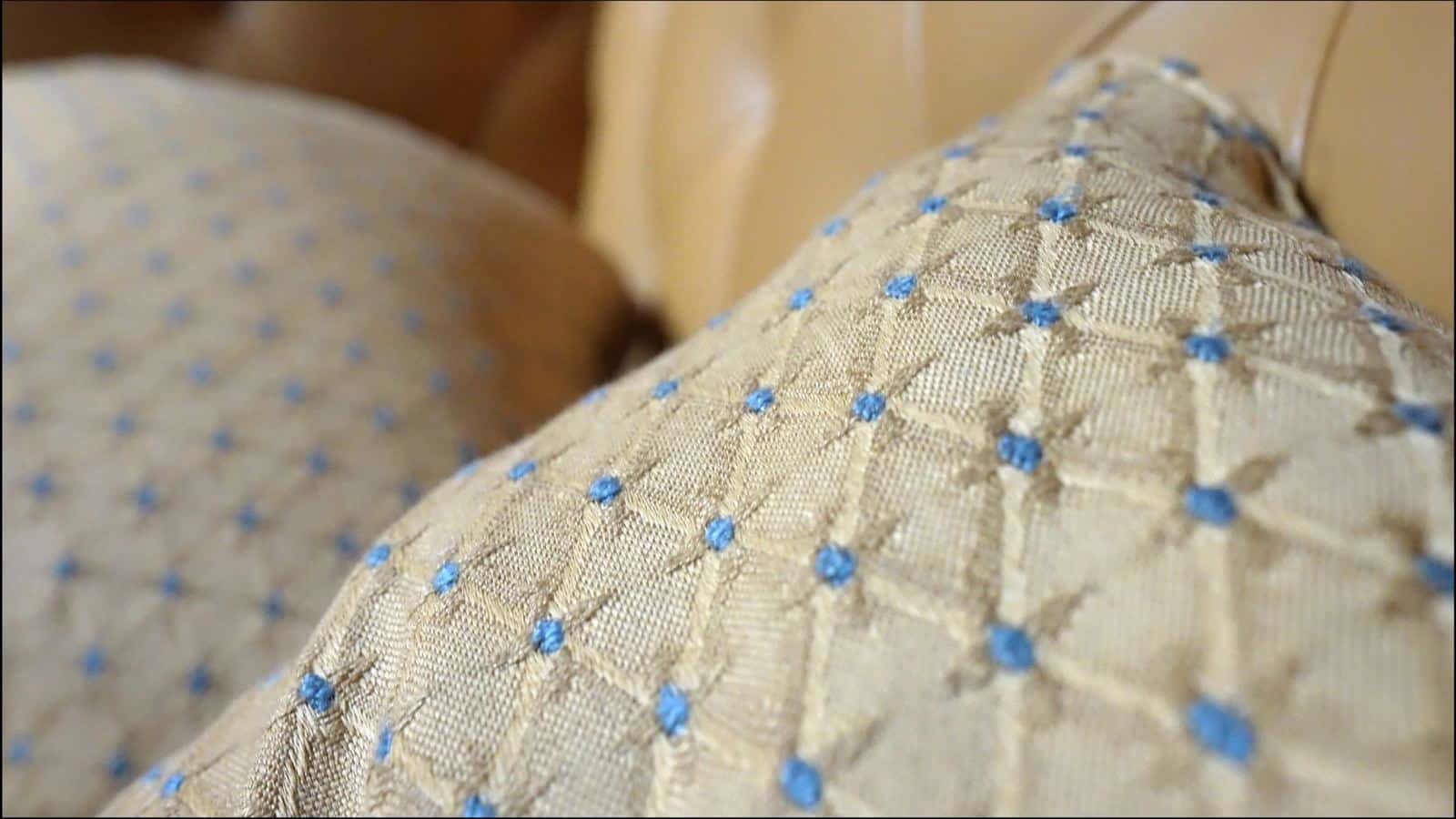 Détail du tissu des banquettes du carré de Belle Aventure