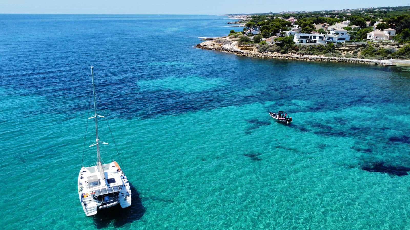 Catamaran et semi-rigide au mouillage sur la Côte Bleue, vue de drone