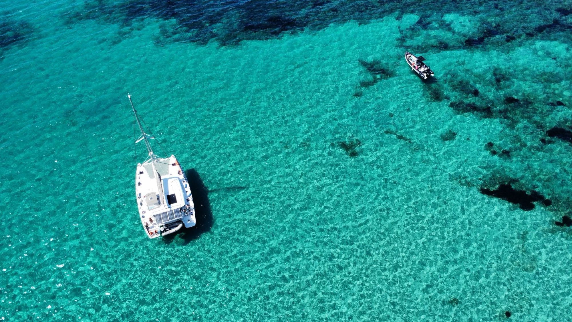 Catamaran sur une eau turquoise aux Baléares après la traversée depuis Marseille