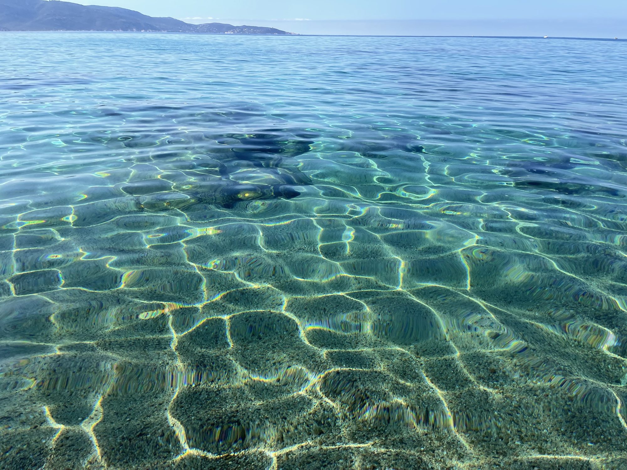 Météo marine Méditerranée : eau transparente au large de la Corse lors d'un convoyage