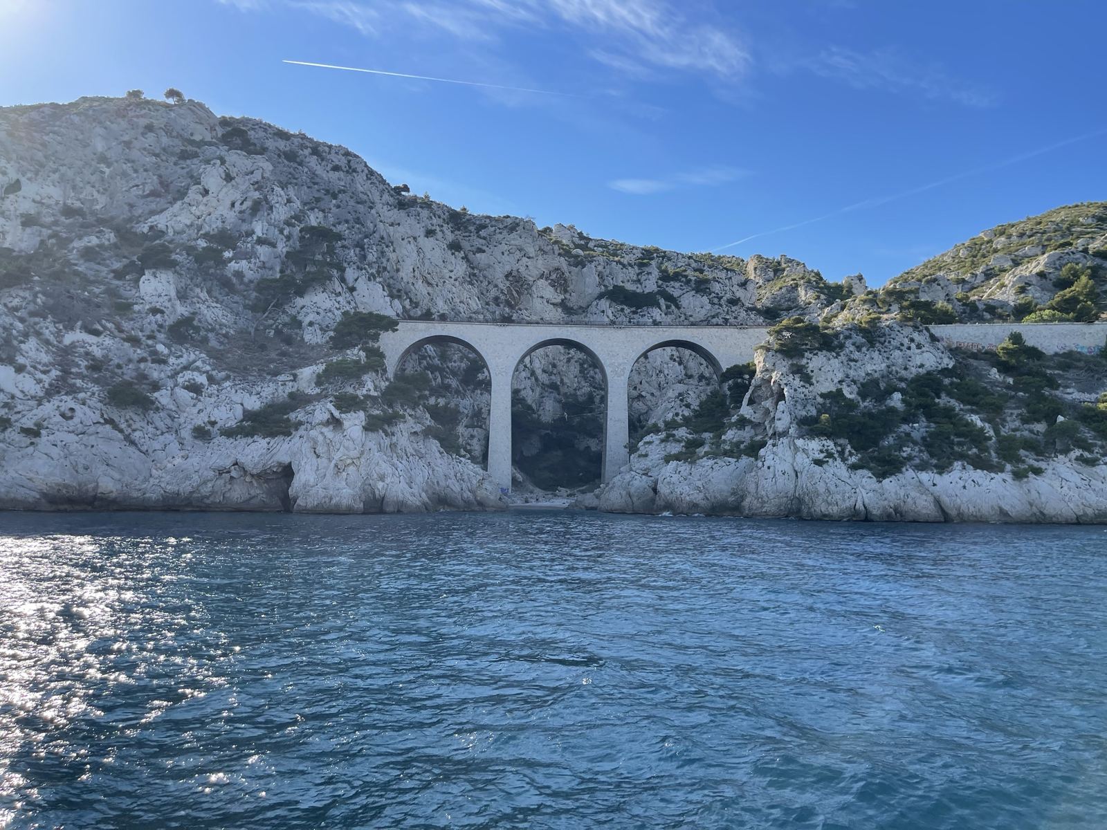 Viaduc à trois arches au-dessus d'une calanque de la Côte Bleue, entre randonnée et sortie en mer