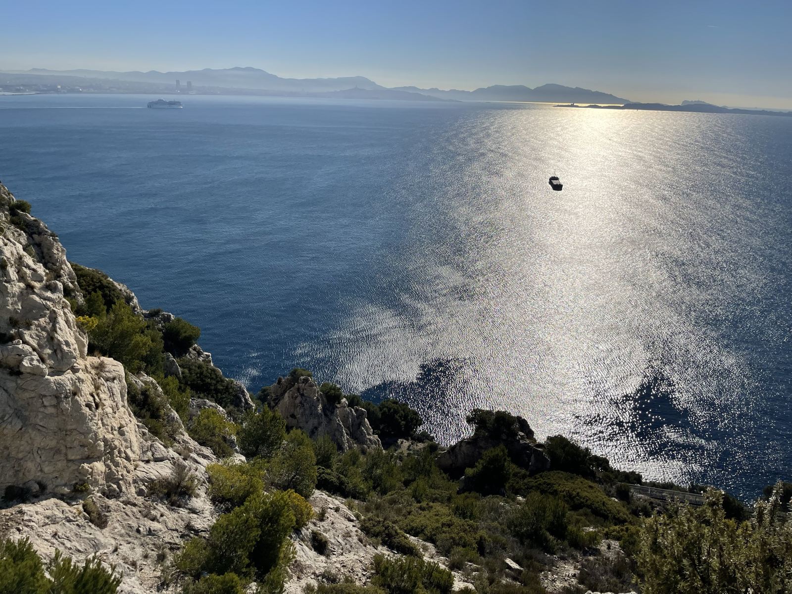 Vue sur la rade de Marseille et les îles du Frioul, plan d'eau abrité du mistral