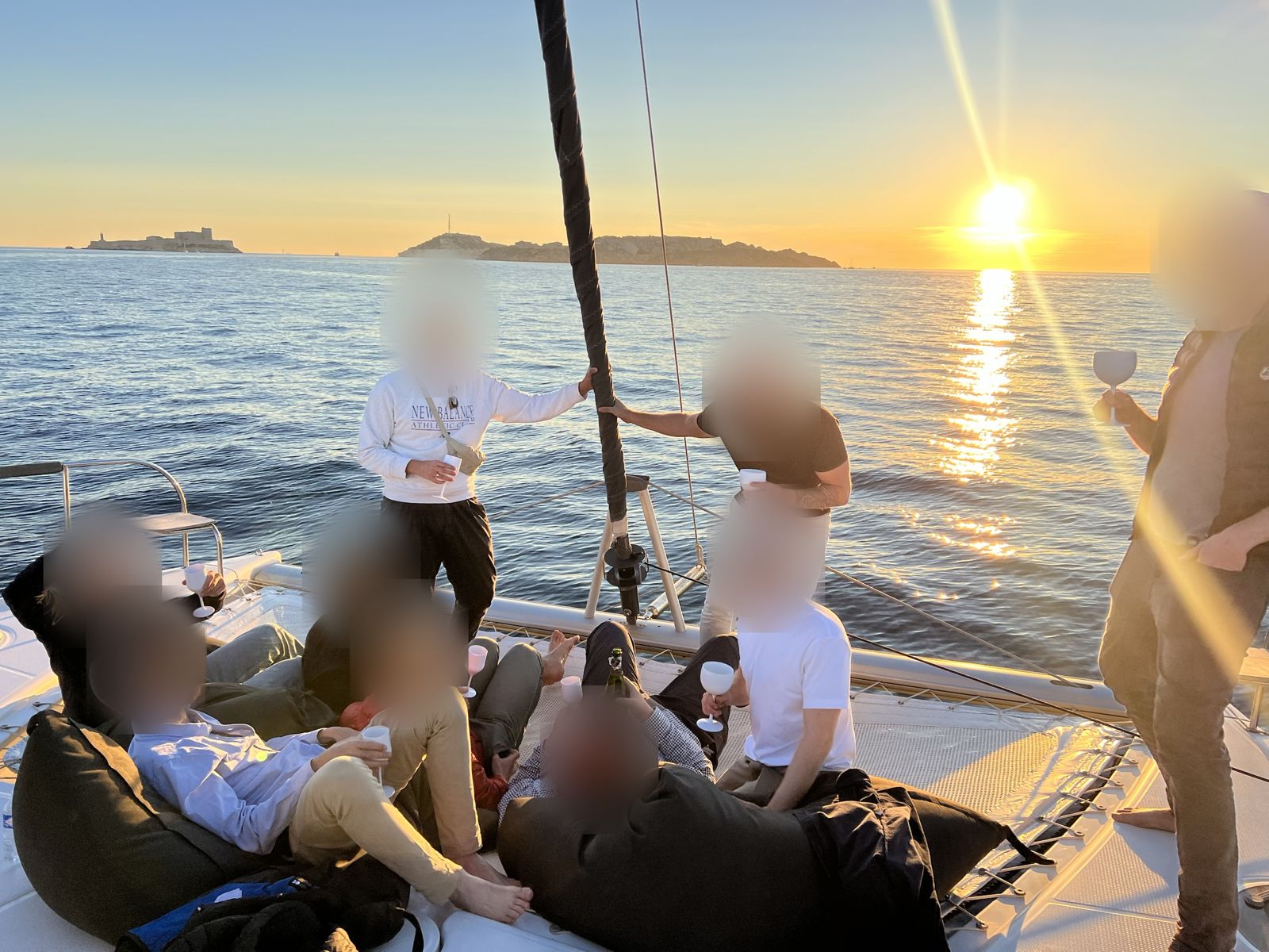 Apéritif au coucher de soleil sur un catamaran, face au château d'If et aux îles du Frioul