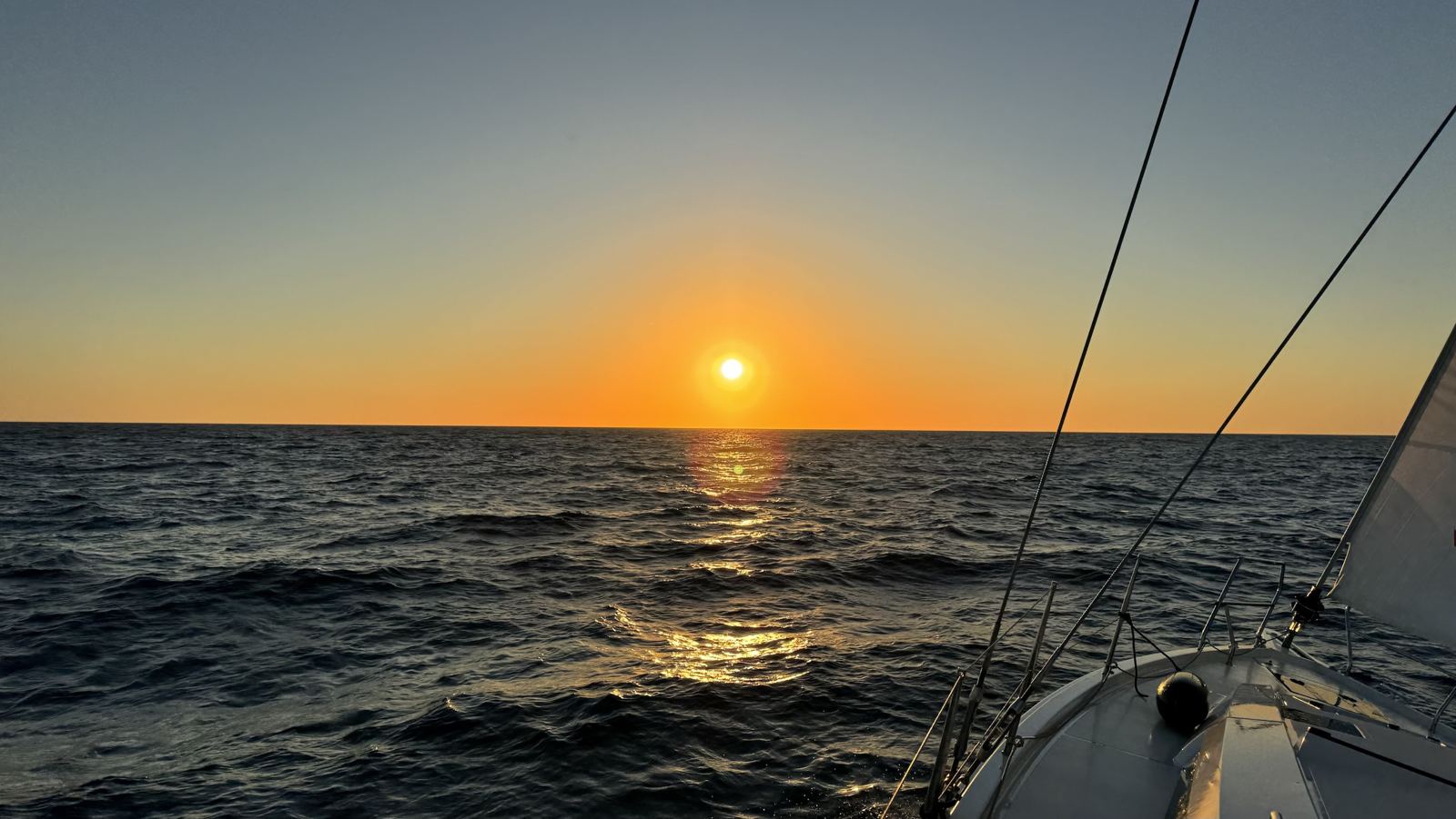 Soleil couchant vu depuis la proue d'un voilier en mer à Marseille