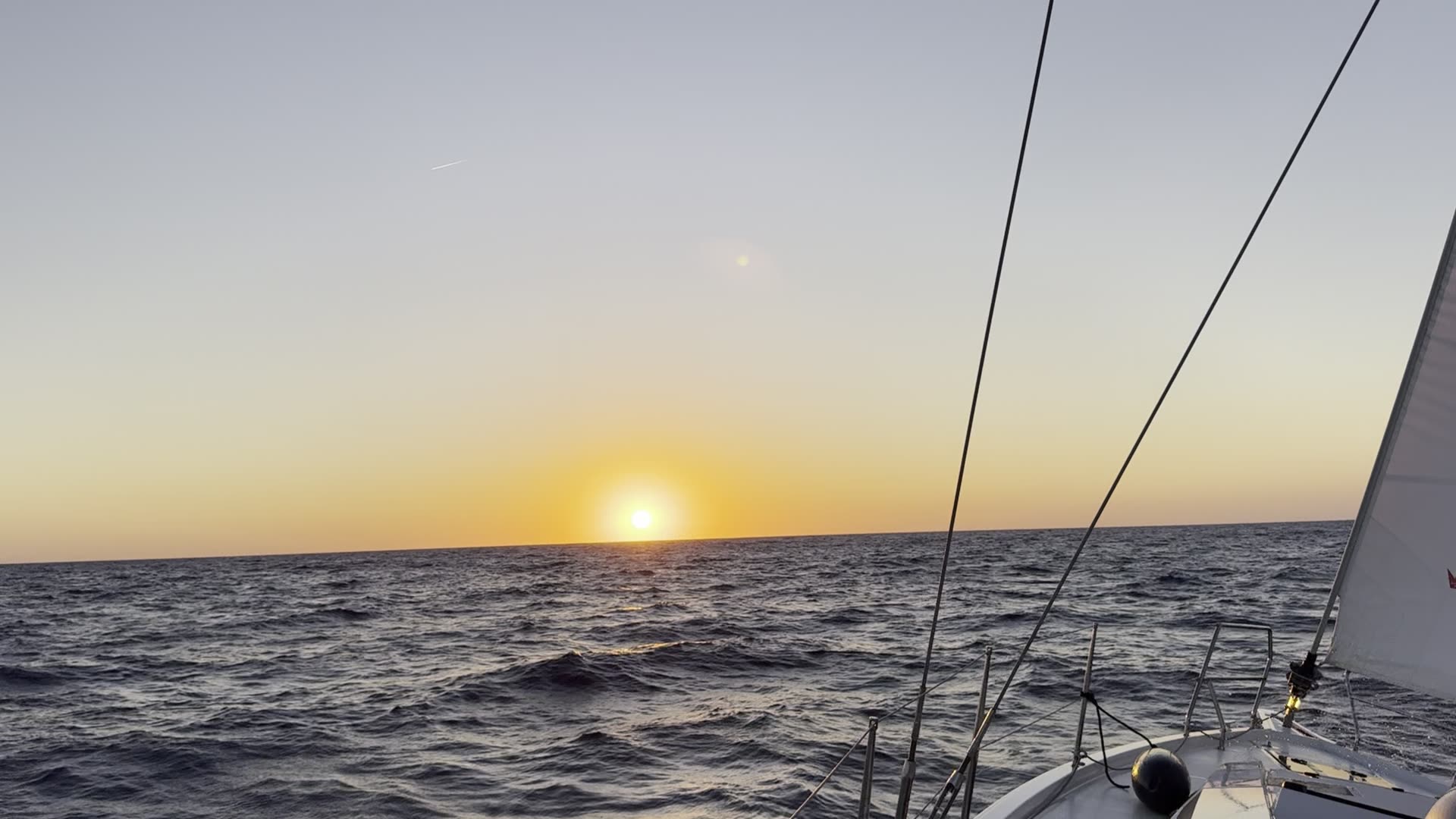 Voilier au coucher du soleil en mer au large de Marseille
