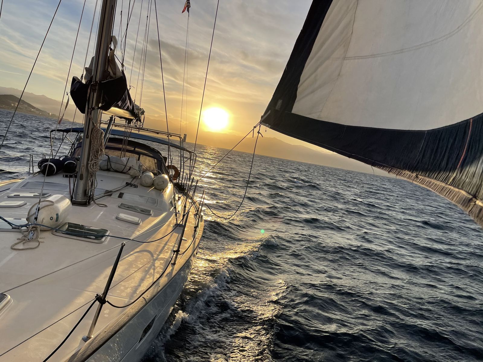 Voilier privatisé naviguant au coucher du soleil près de Marseille