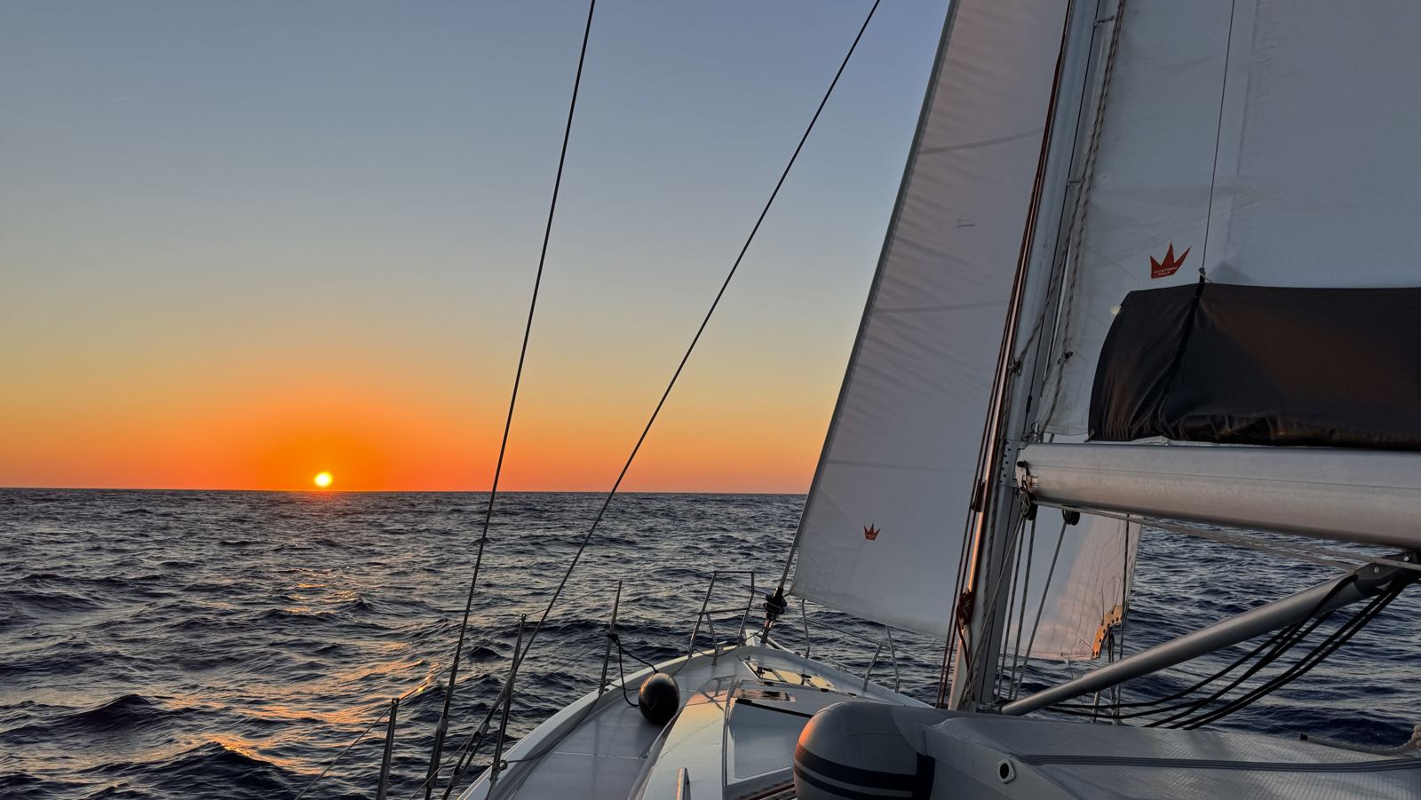 Voilier sous voiles au coucher du soleil au large de Marseille