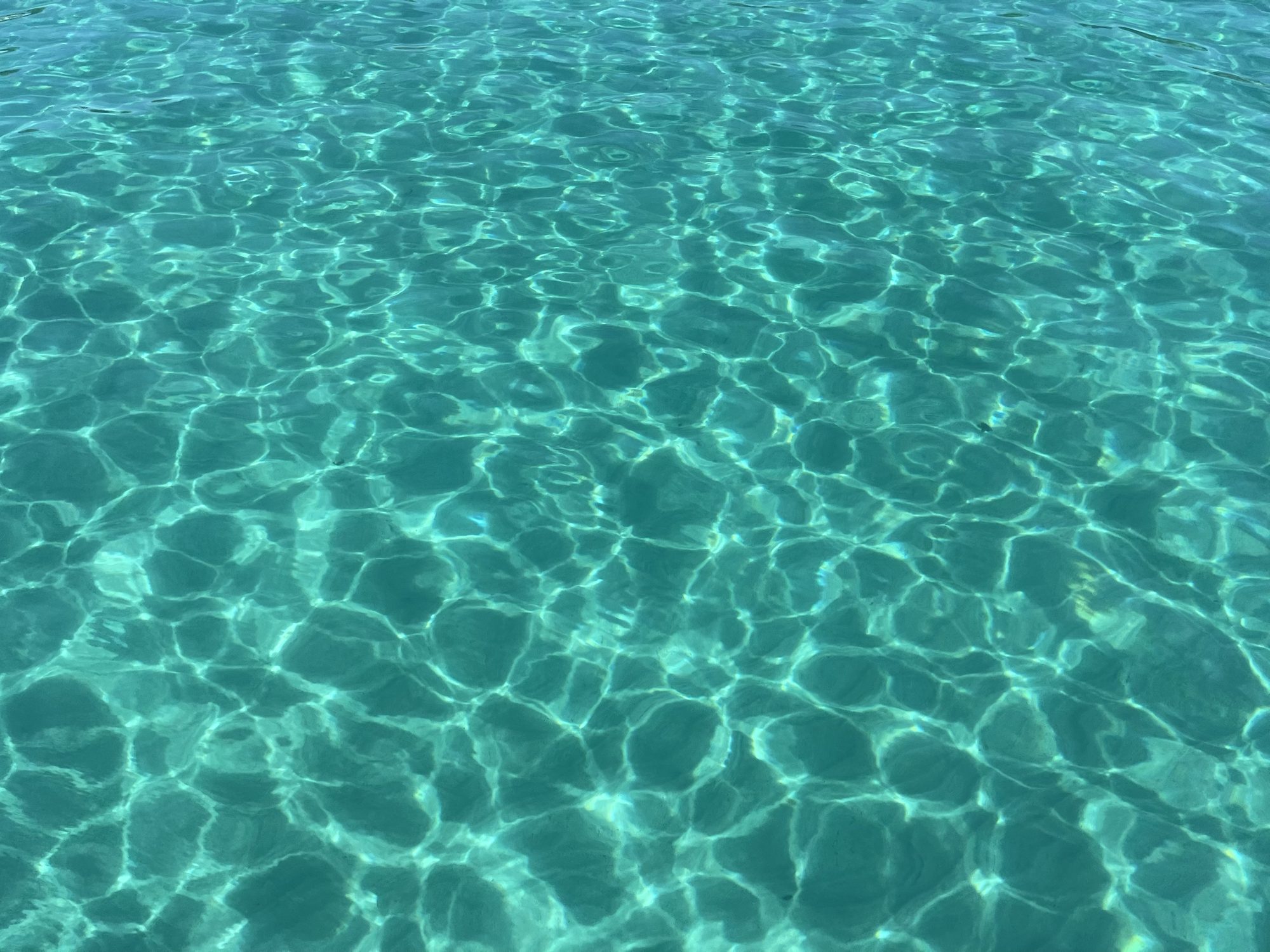 Mer calme et eau transparente au mouillage, conditions idéales pour la baignade