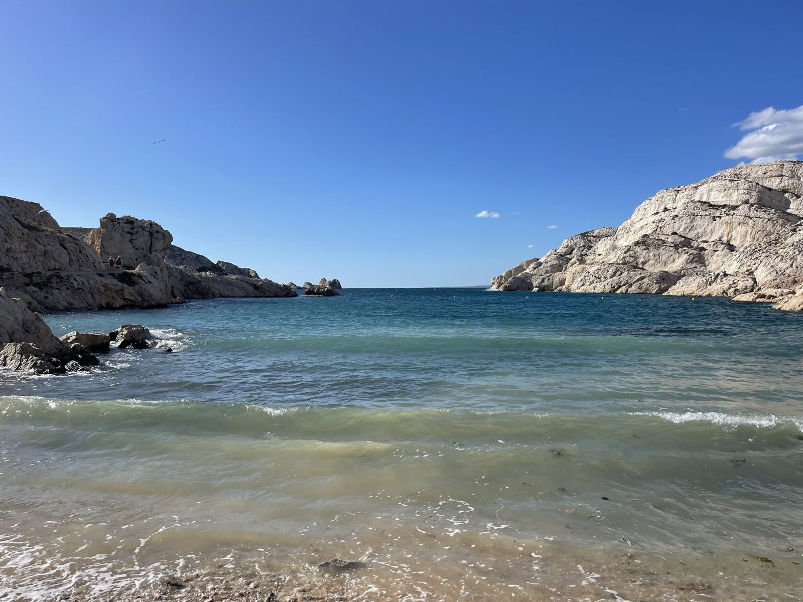 Crique aux eaux turquoise des îles du Frioul avec des bateaux au mouillage