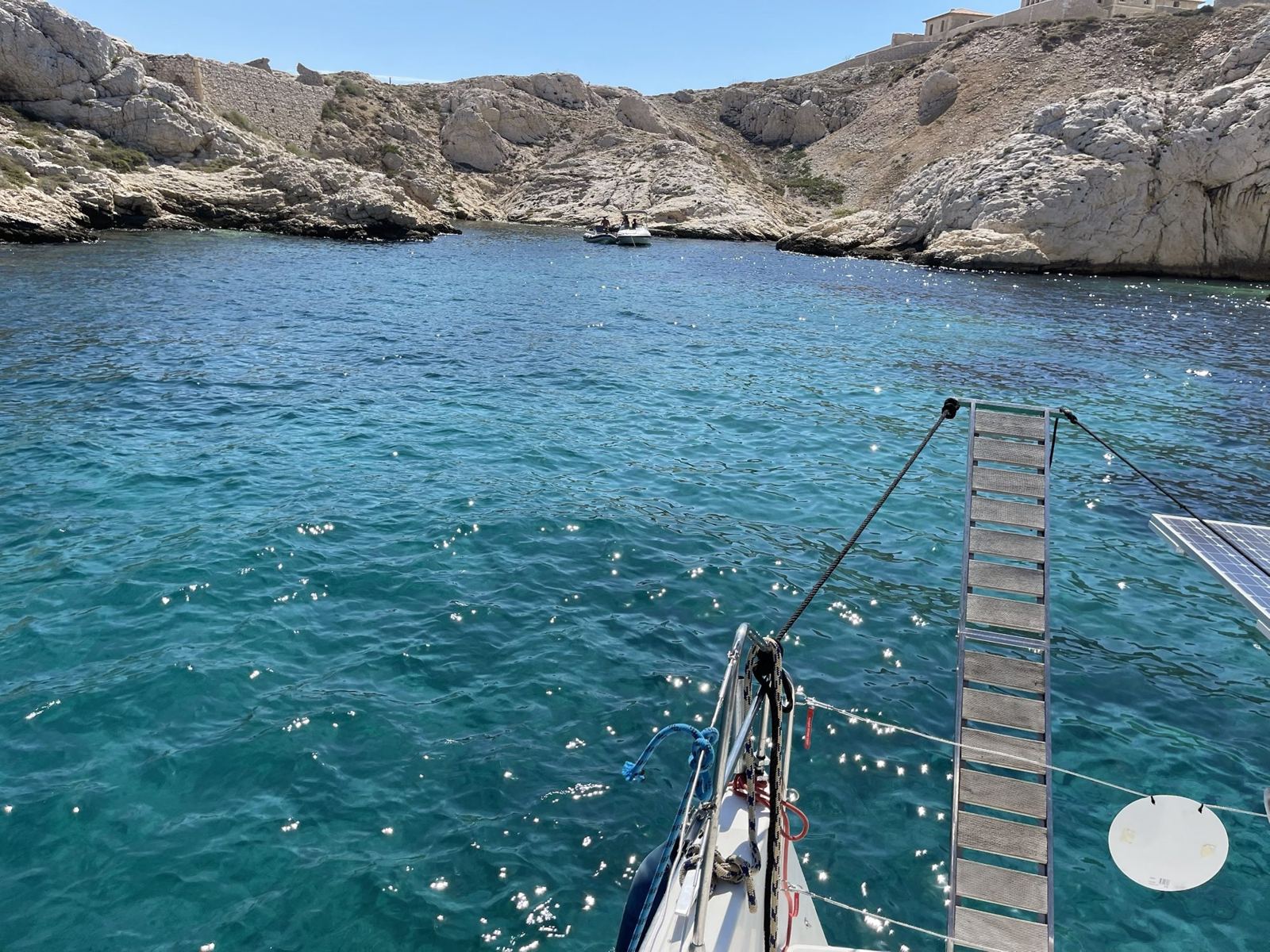 Catamaran au mouillage dans une crique turquoise des îles du Frioul