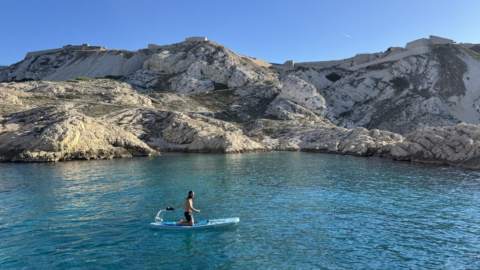 Voilier de location sans skipper au mouillage dans une crique du Frioul