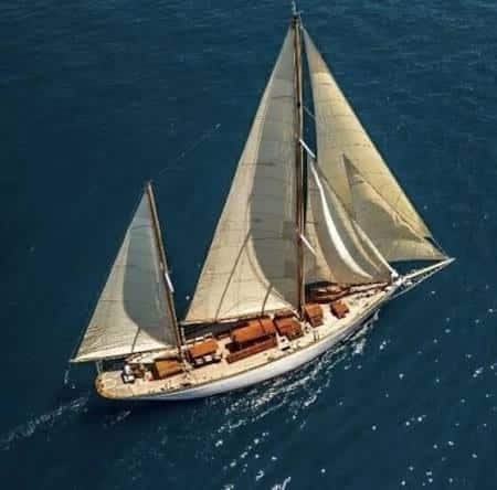 Voilier classique Hygie de 1930 sous voiles, vue aérienne