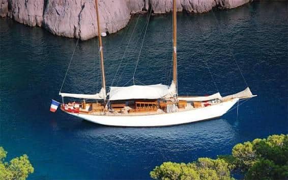 Le ketch Hygie au mouillage au pied des falaises d'une calanque