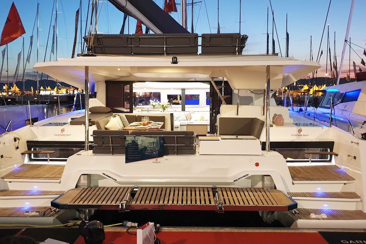 Cockpit du catamaran IA Orana aménagé pour un séminaire en mer à Marseille