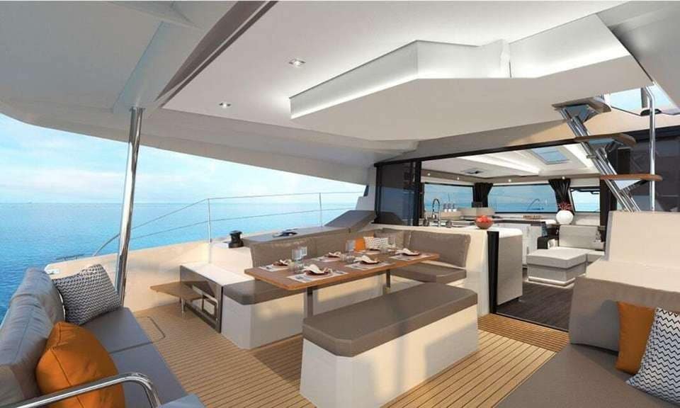 Table dressée dans le cockpit du catamaran IA Orana pour un apéritif