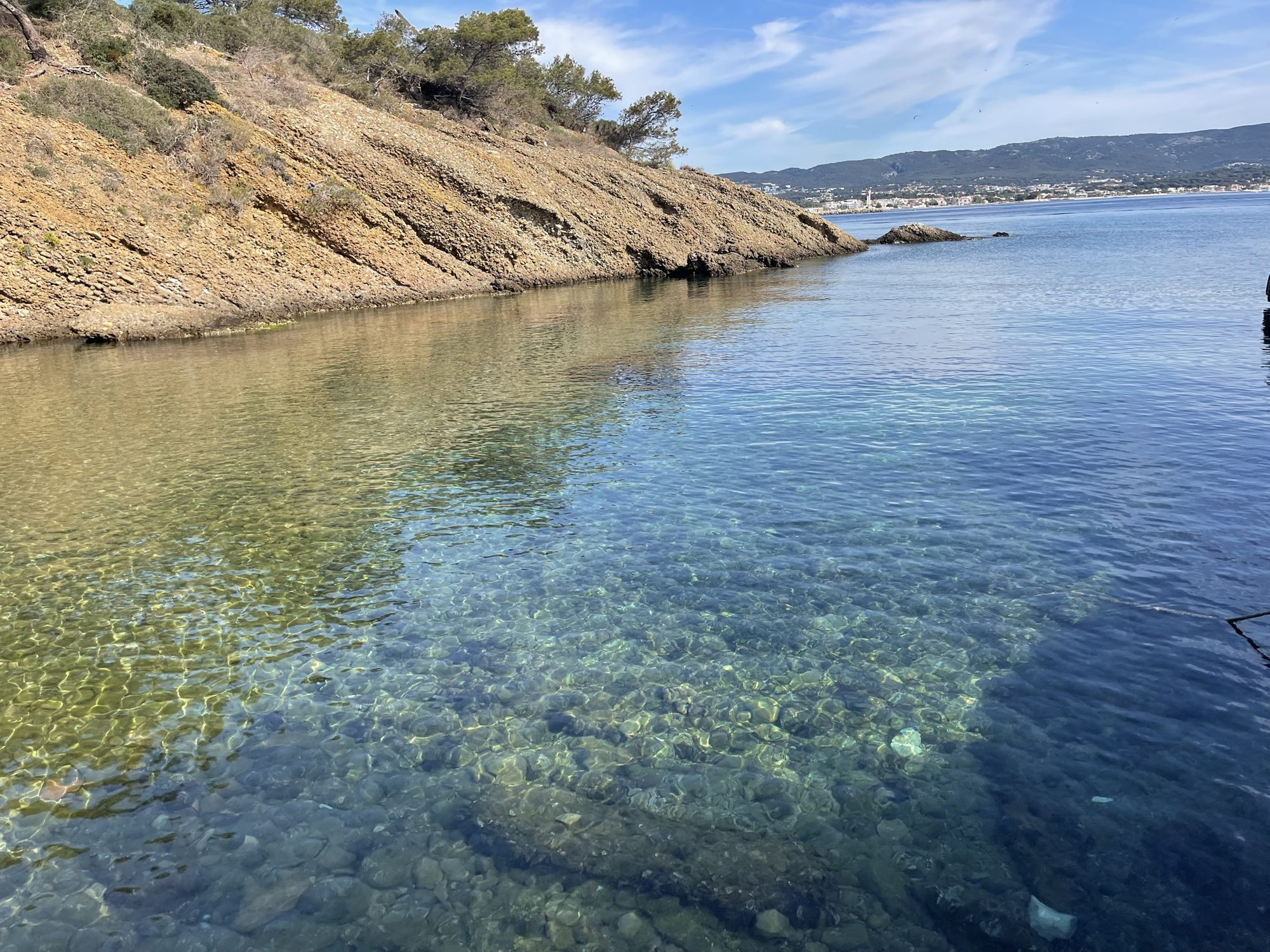 Crique à l'eau cristalline de l'Île Verte face à la baie de La Ciotat