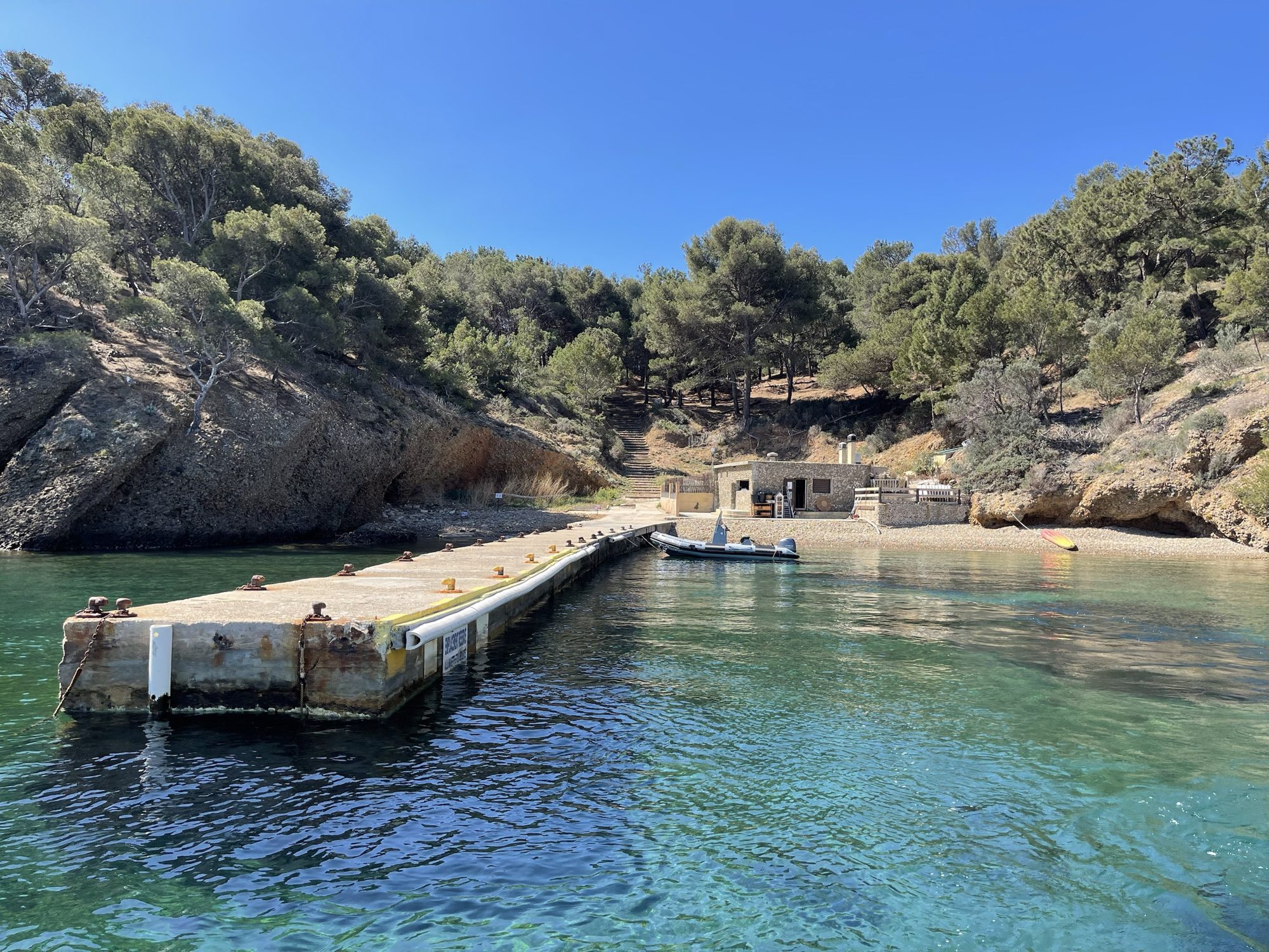 Calanque de l'Île Verte à La Ciotat avec son ponton et sa pinède