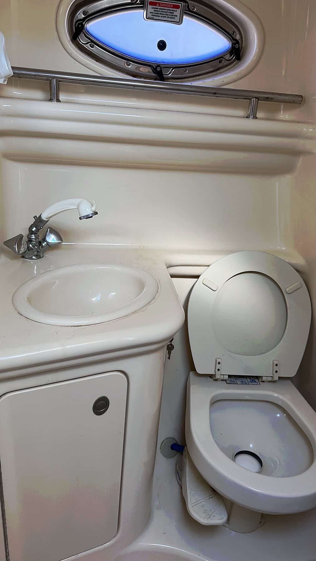 Cabinet de toilette avec WC et lavabo à bord du Sea Ray 275 Sundancer