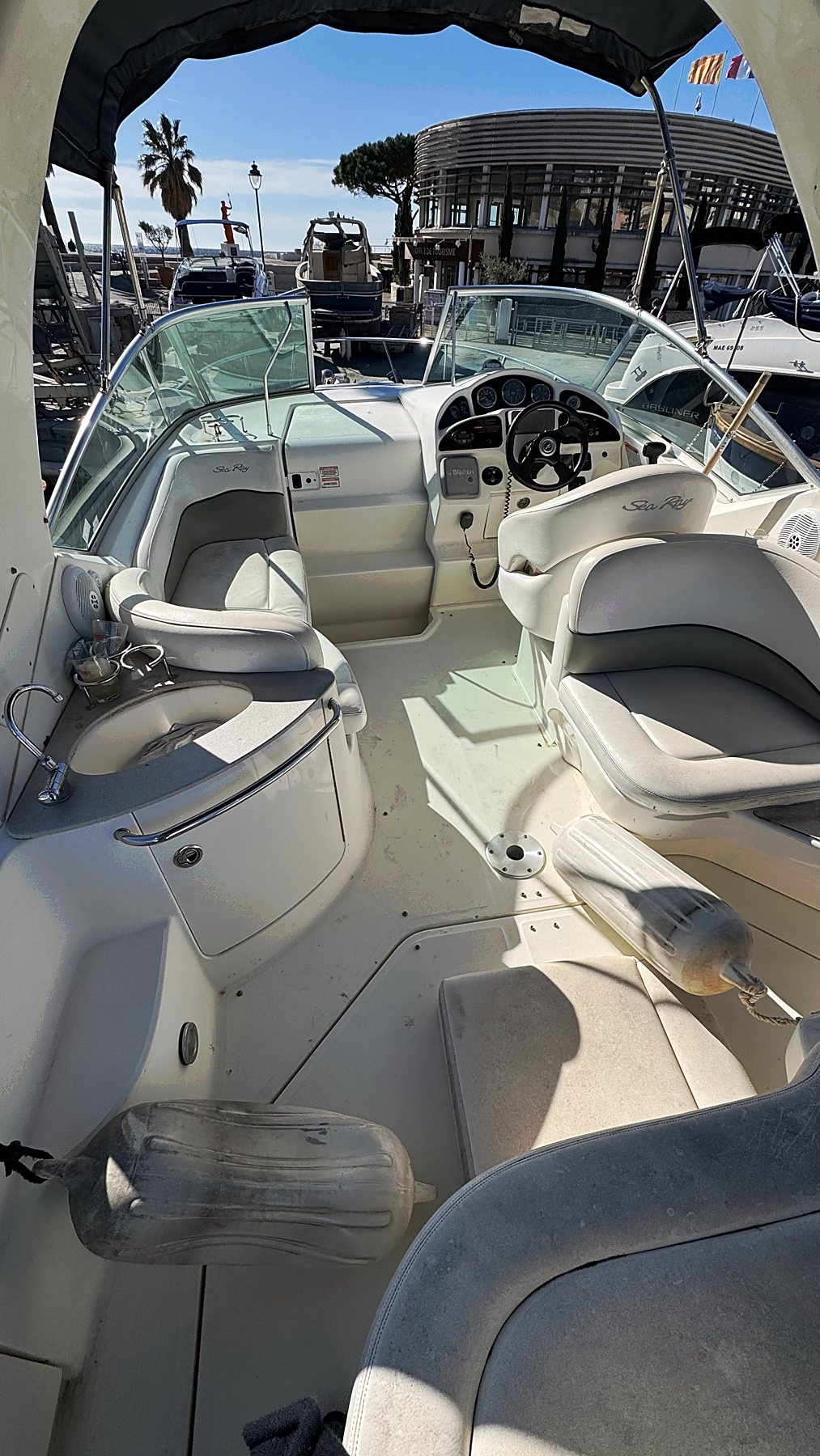 Le cockpit et son carré à bord du Sea Ray 275 Sundancer