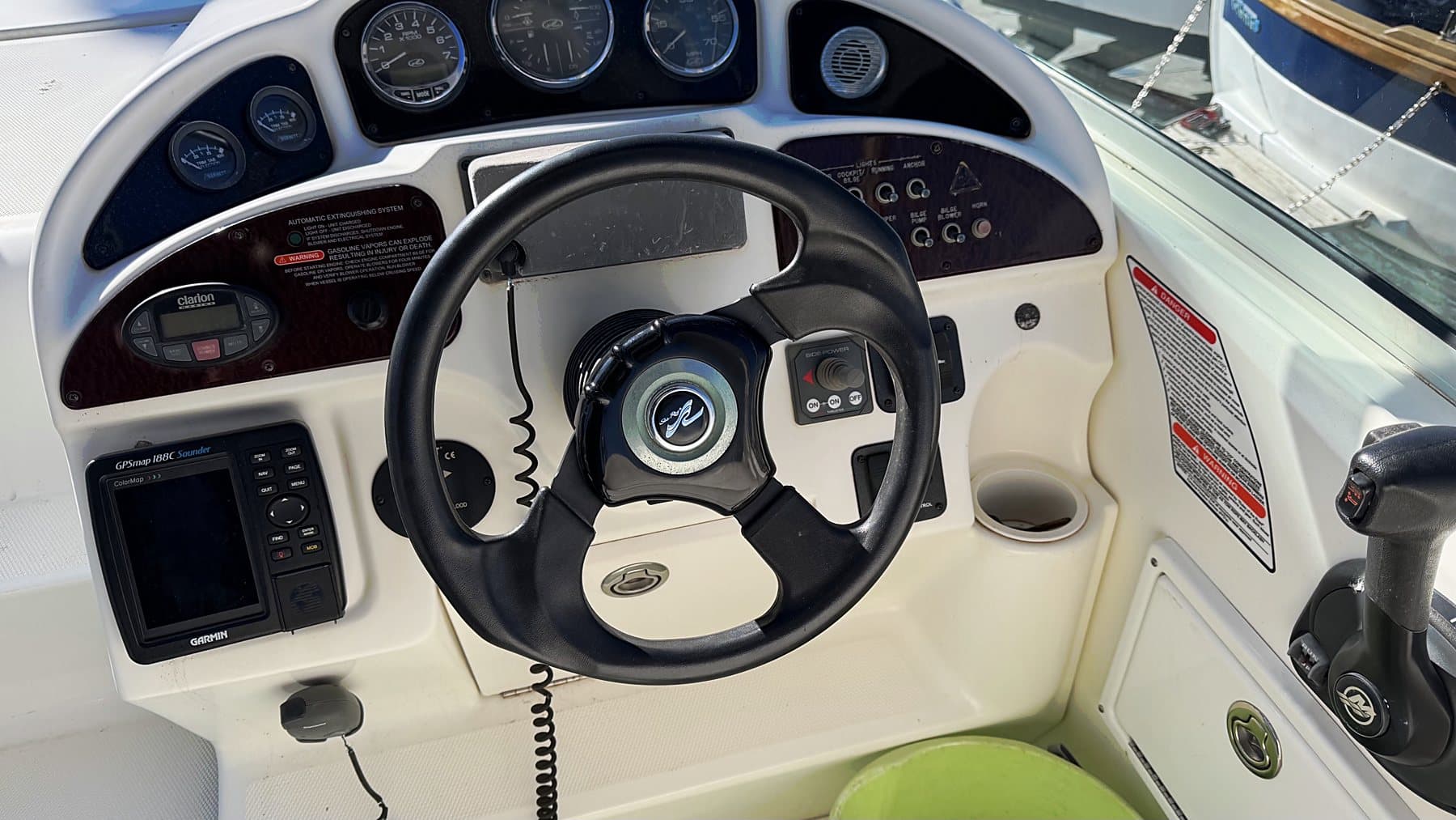 Poste de pilotage du Sea Ray 275 Sundancer avec GPS Garmin et propulseur d'étrave
