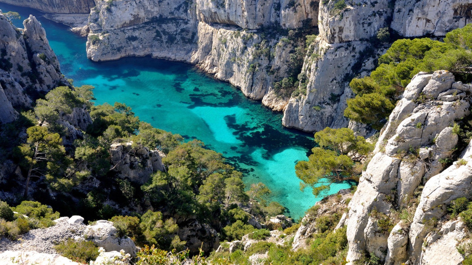 Calanque d'En-Vau à Cassis vue depuis un bateau