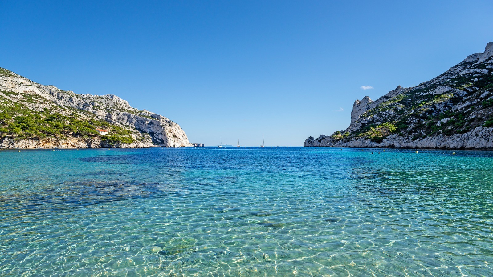 Eaux turquoise des calanques de Marseille vues depuis un bateau
