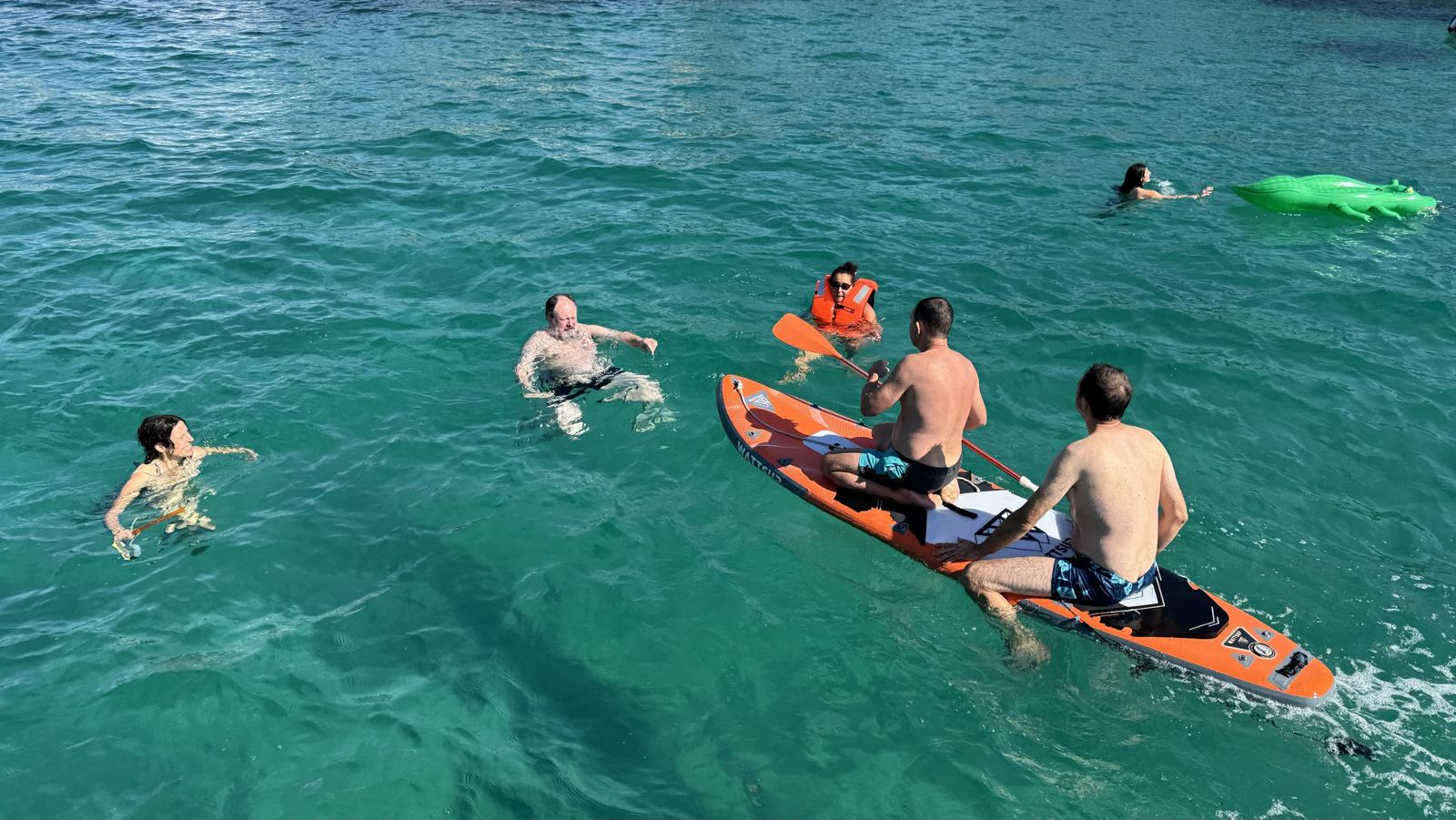 Baignade et paddle depuis un catamaran avec skipper