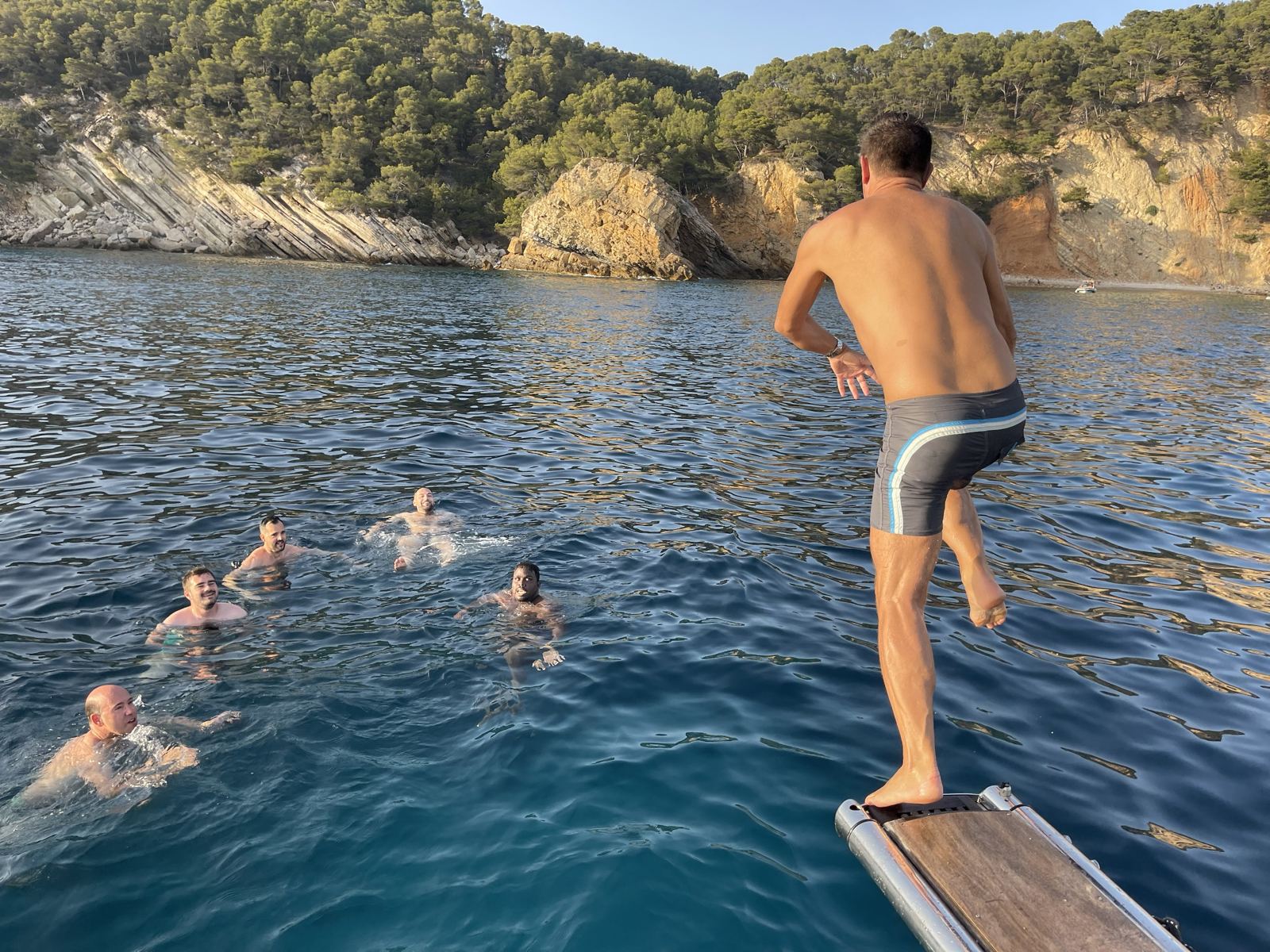 Plongeon depuis un voilier dans une calanque pendant un team building en mer